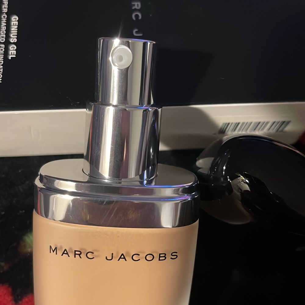 Marc Jacobs 62 Fawn Light Genius Gel Super-Charged Foundation - Picture 5 of 5